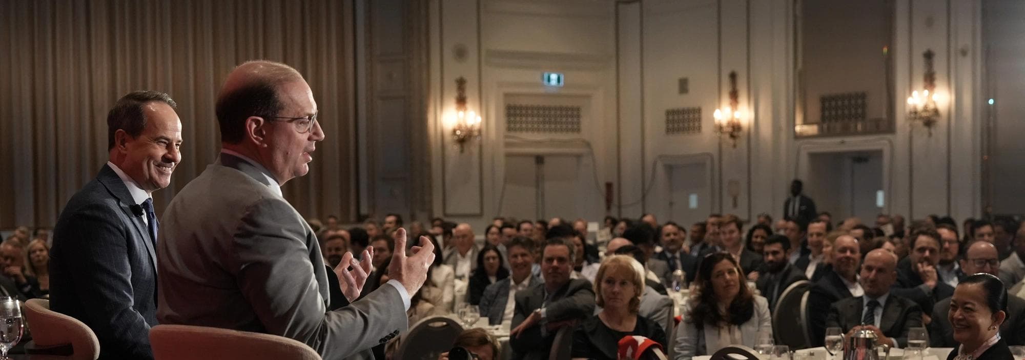 Darryl White et l’ambassadeur Mark D. Wiseman à la causerie du Canadian Club Toronto