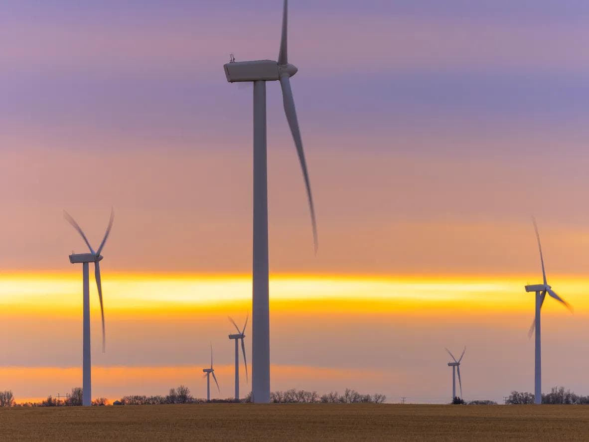 Des éoliennes au lever du soleil en Saskatchewan, au Canada.