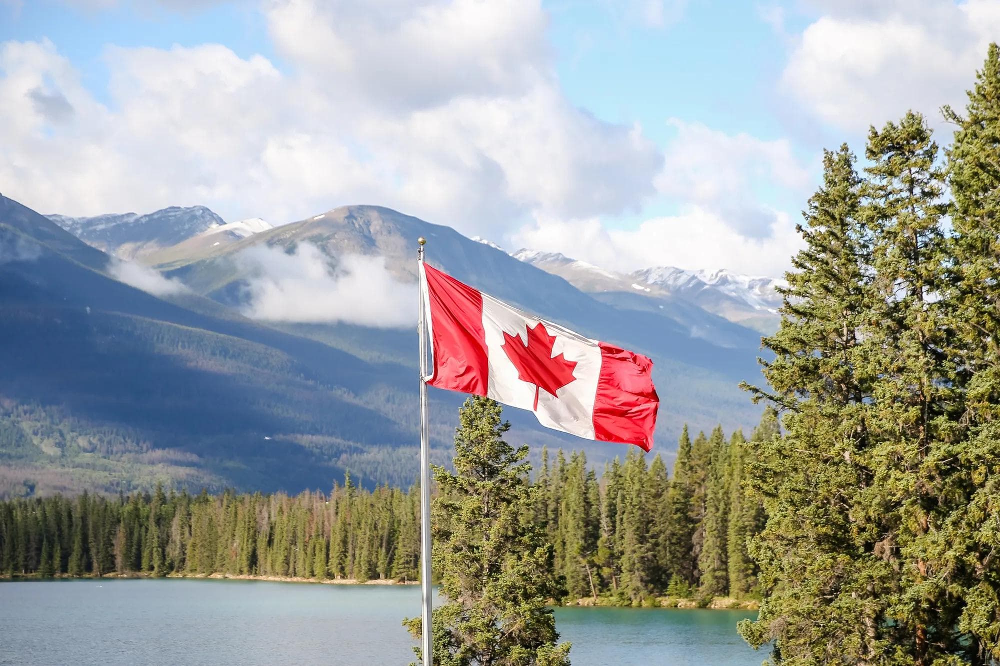 Drapeau canadien avec arrière-plan montagneux