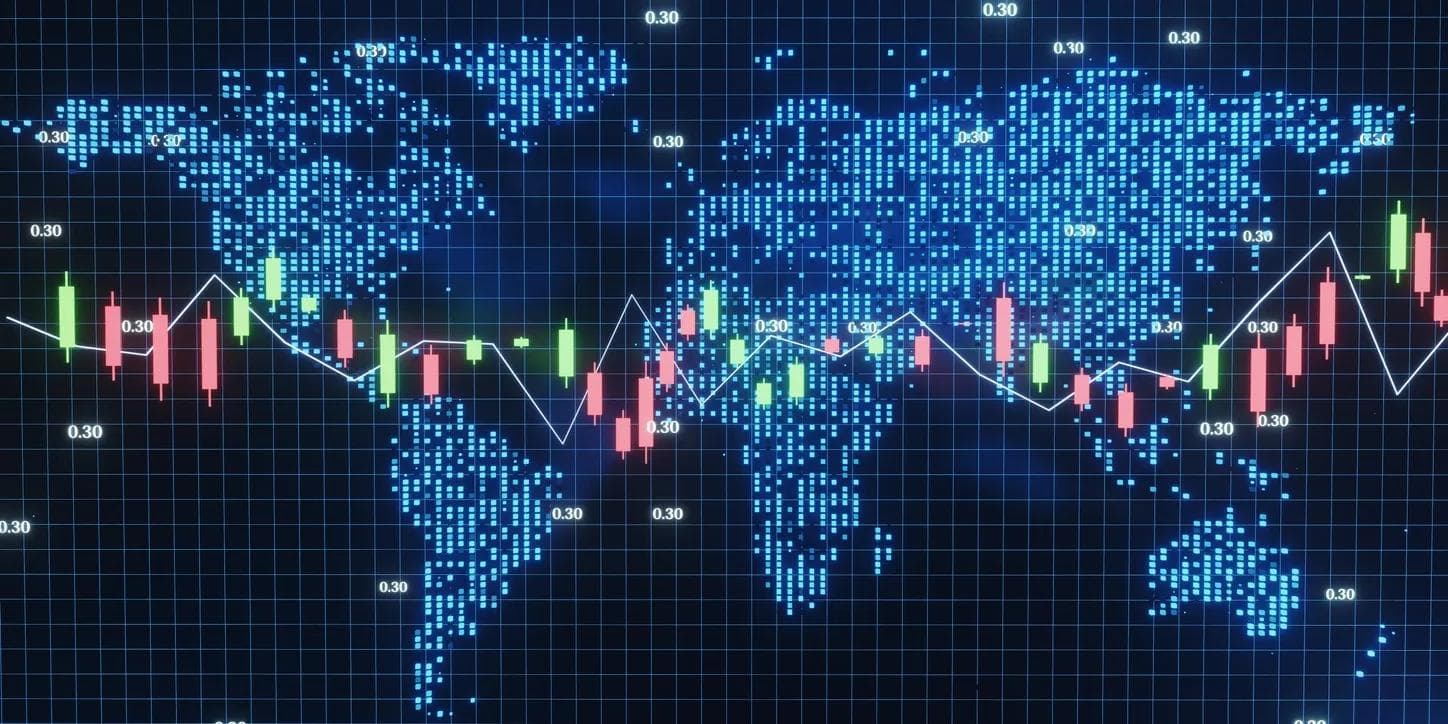 Carte du monde numérique superposée à des graphiques à chandelier financiers et à des lignes de tendance représentant les marchés mondiaux et les analyses de données 