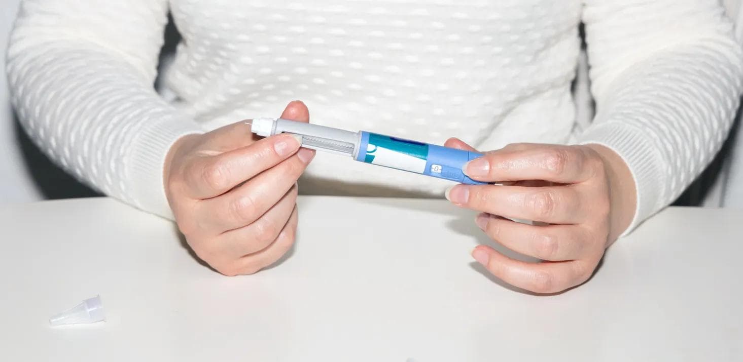 Female hands holding an insulin pen