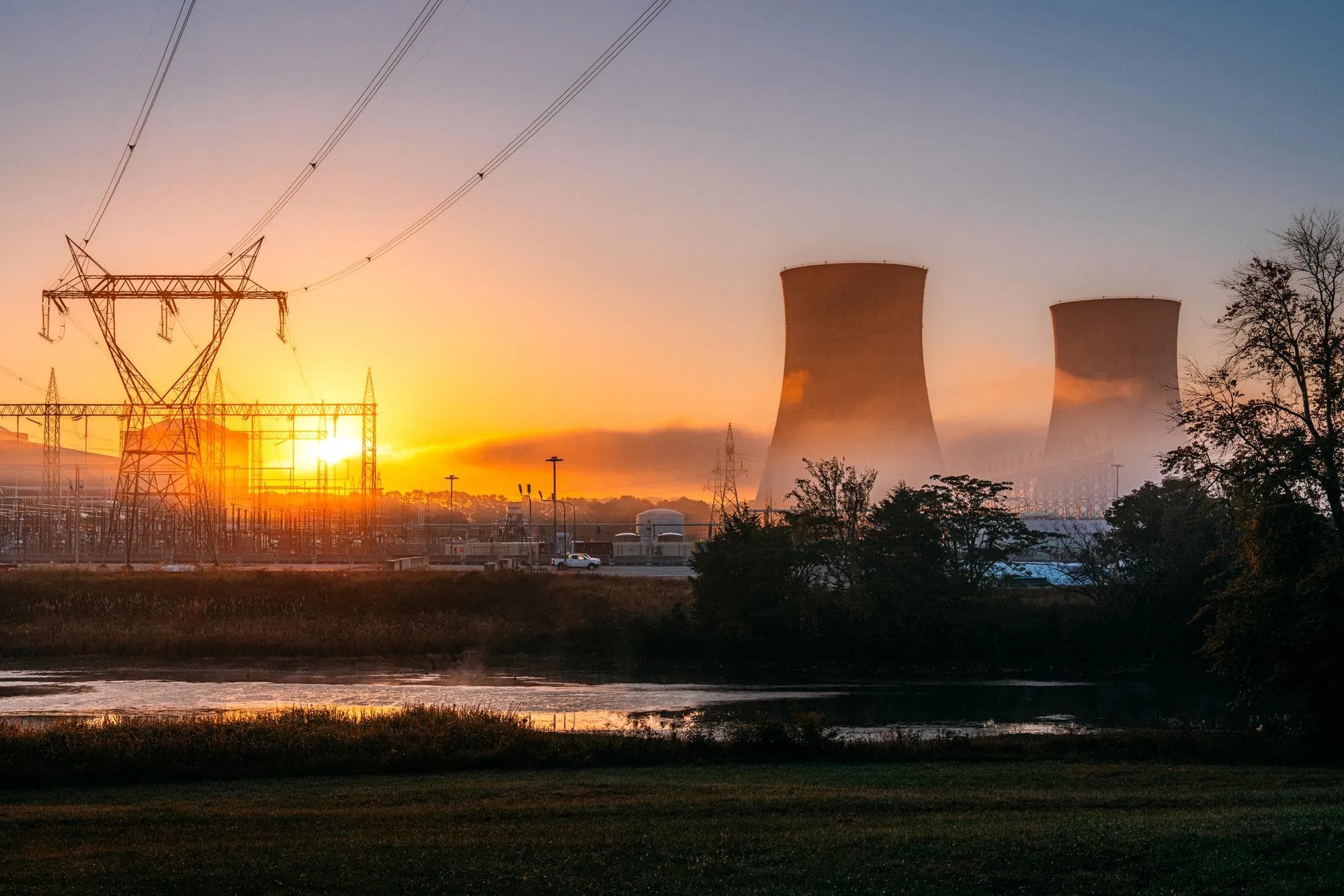 Tours de refroidissement d'une centrale nucléaire du Tennessee par une journée ensoleillée.