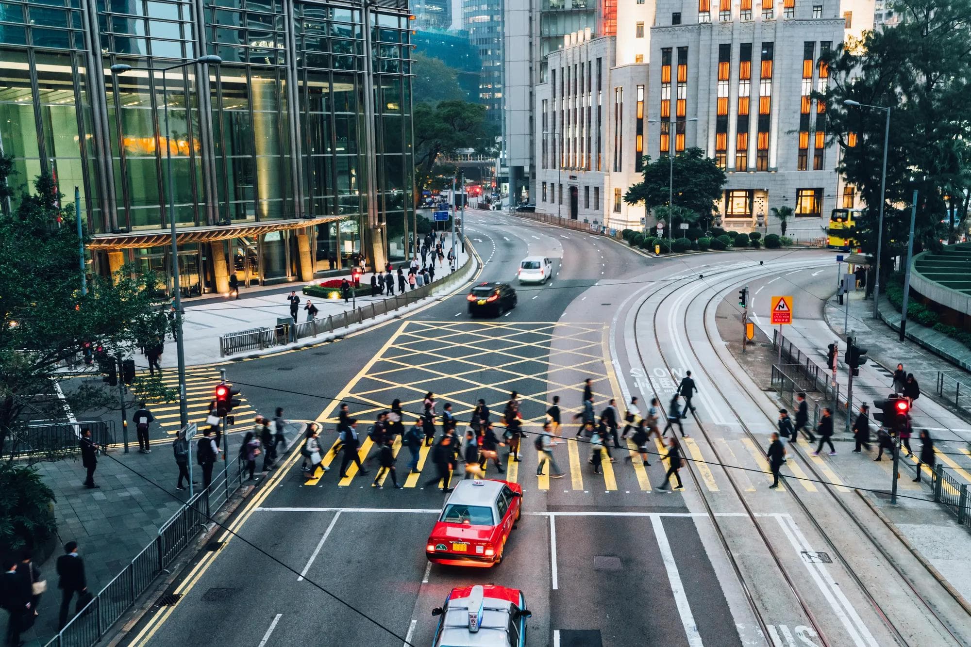 Des piétons traversant la rue à Hong Kong