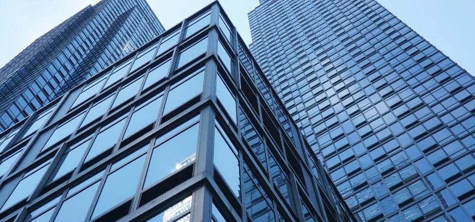 Image d’un immeuble tournée vers le haut