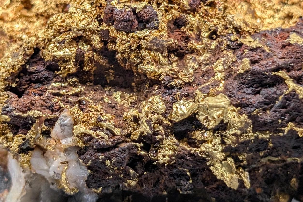 Natural gold mineral 