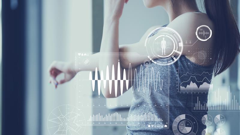 Femme travaillant avec des textiles intelligents 
