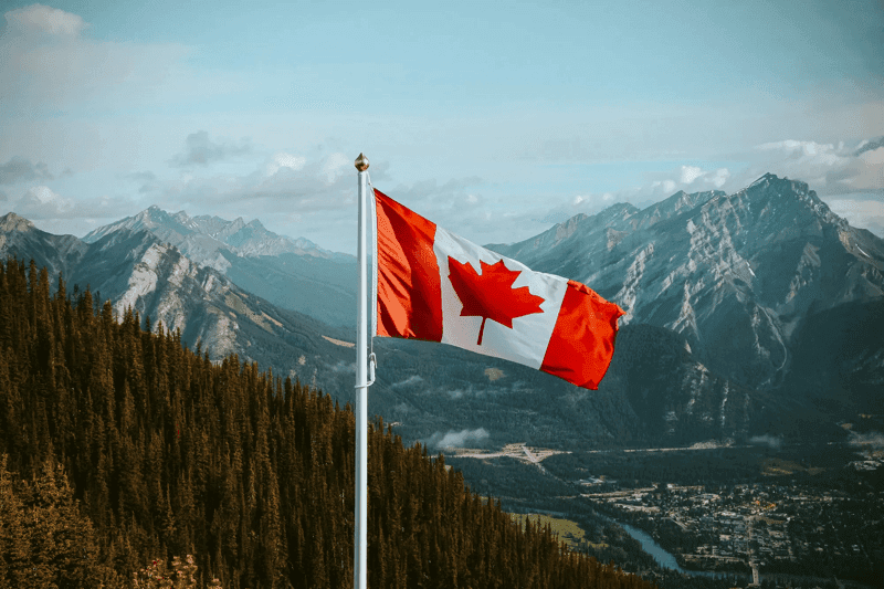 Drapeau canadien sur une chaîne de montagnes 