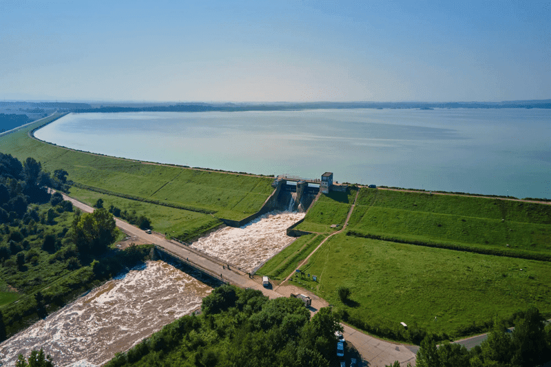Vue aérienne du barrage d’eau qui libère des eaux de crue du réservoir 