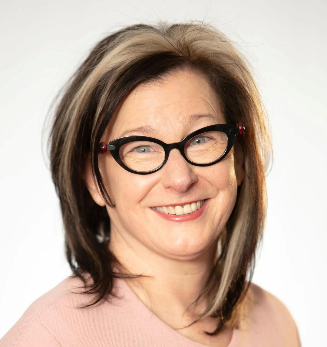 Kelly Deeton Headshot
