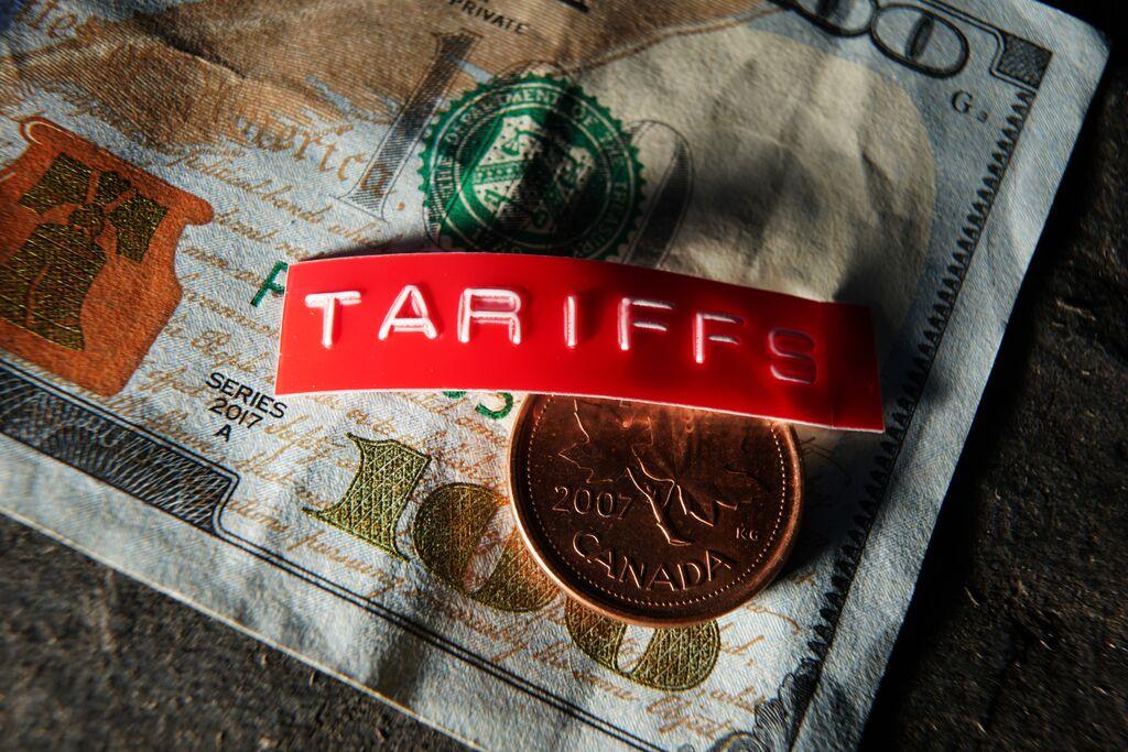 Pièce de monnaie canadienne avec étiquette tarifaire sur un billet d'un dollar