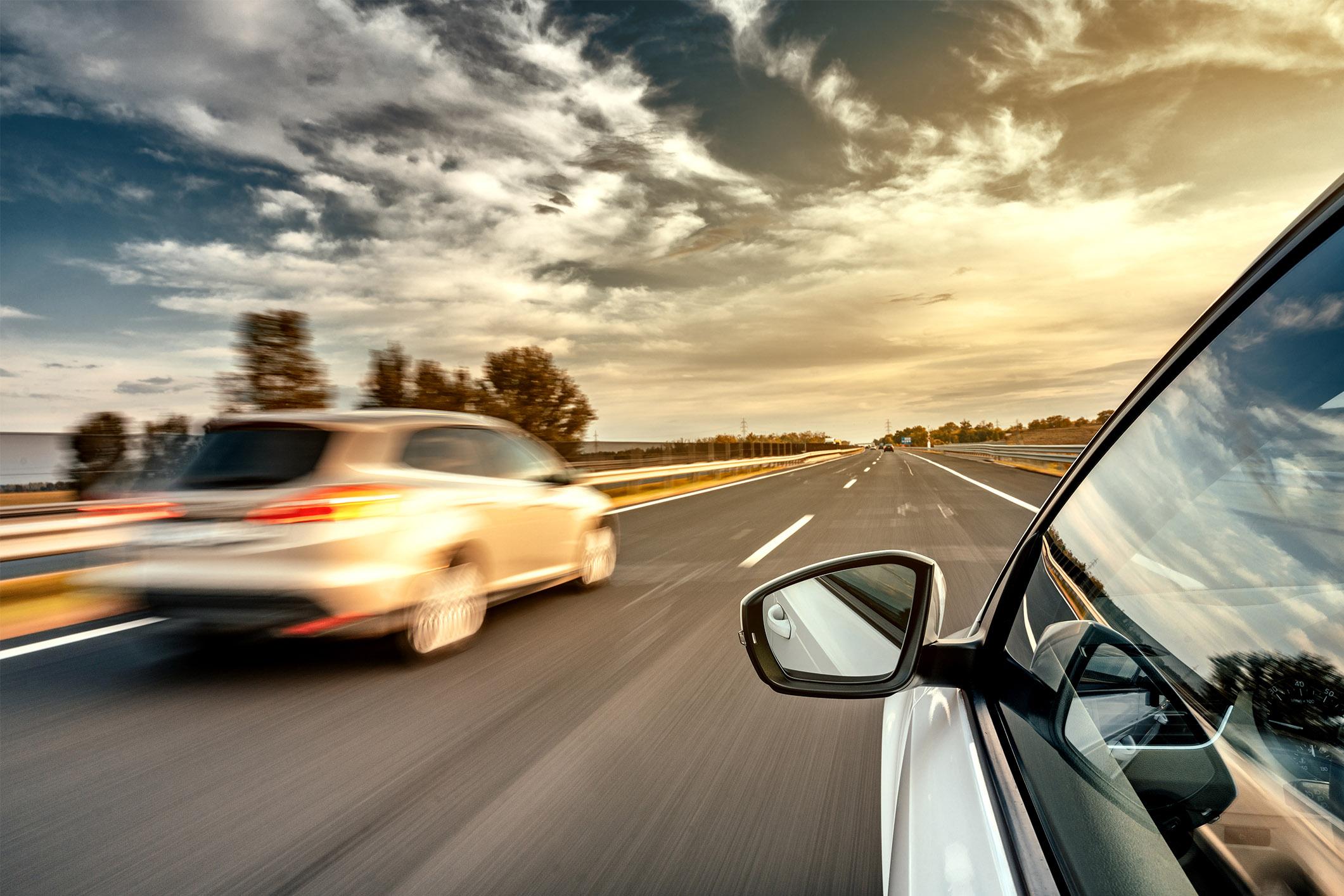 voitures sur une autoroute