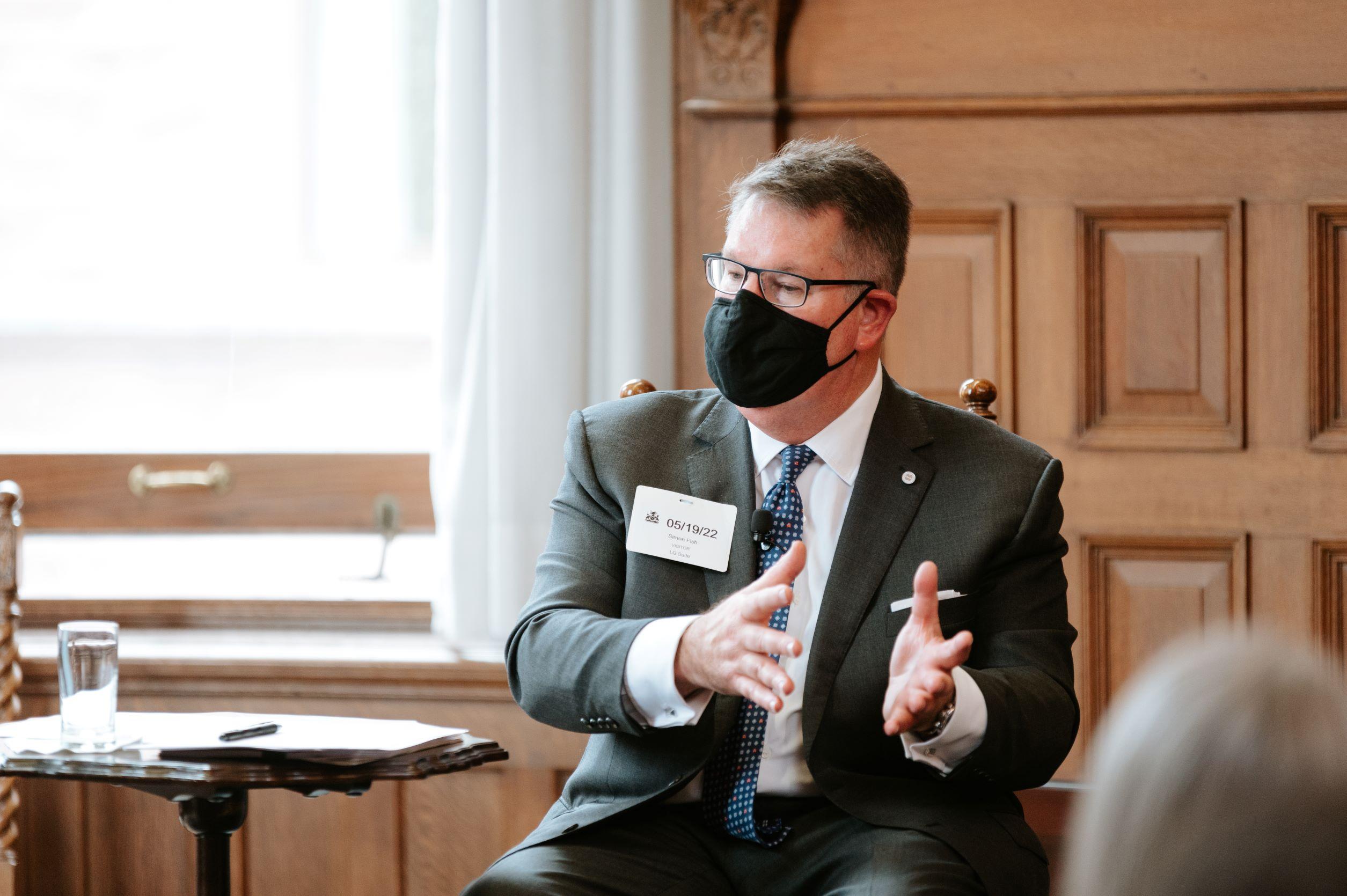 Le conférencier Simon Fish