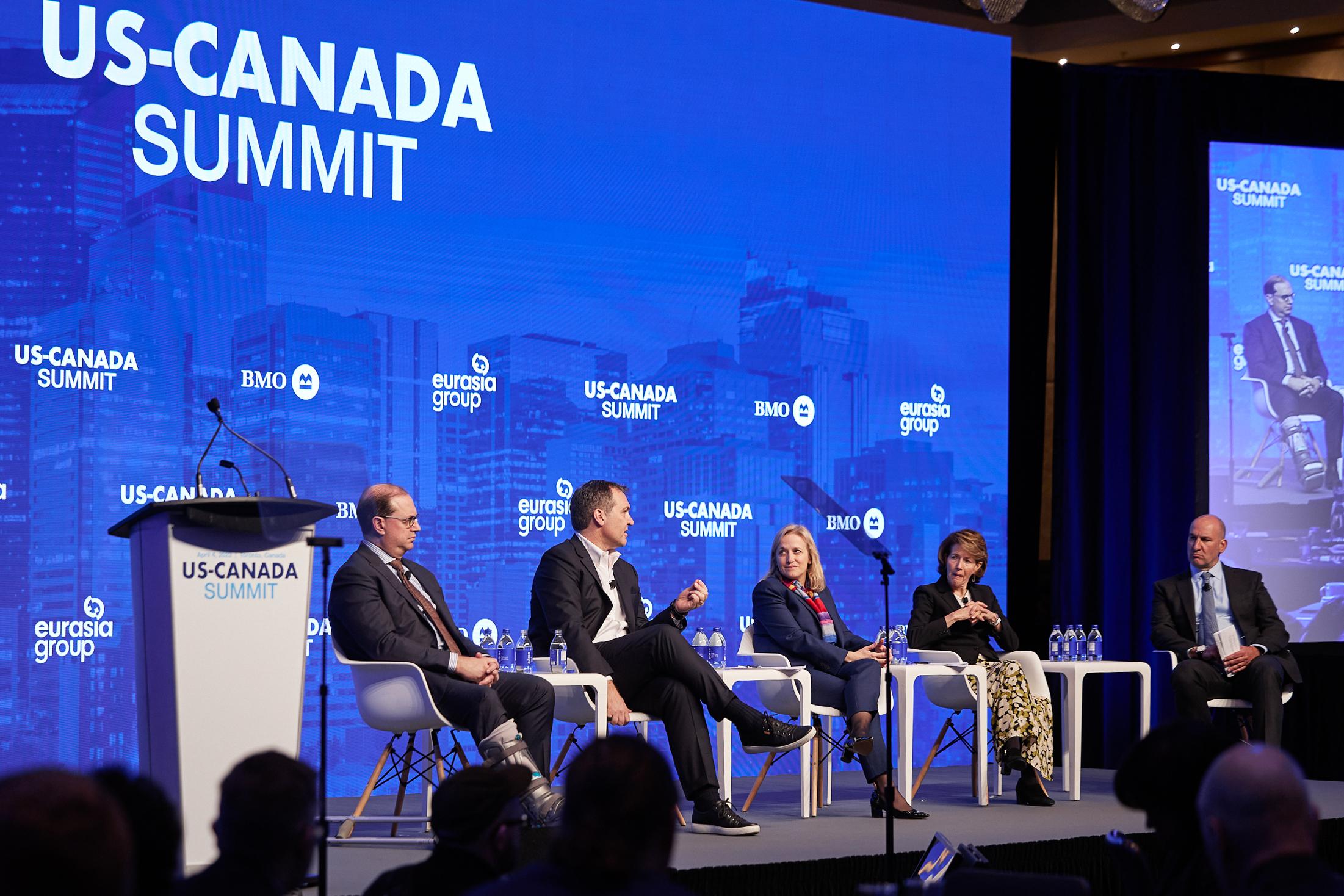 Monnaie américaine roulée dans des véhicules