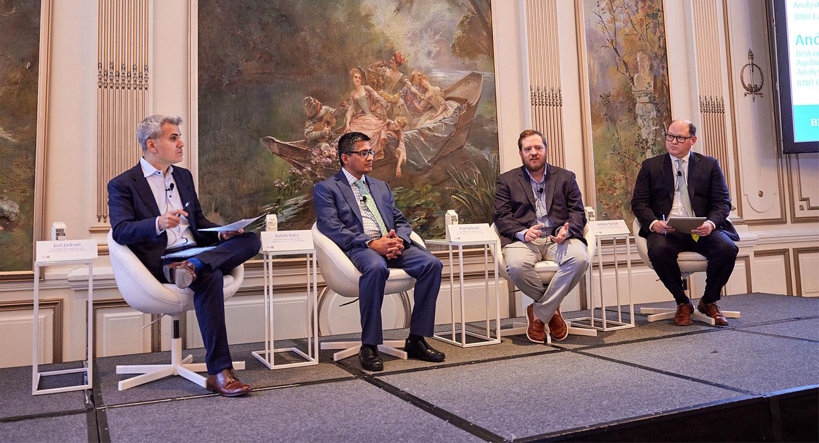 Participants à la table ronde lors de la Conférence sur les marchés agricoles