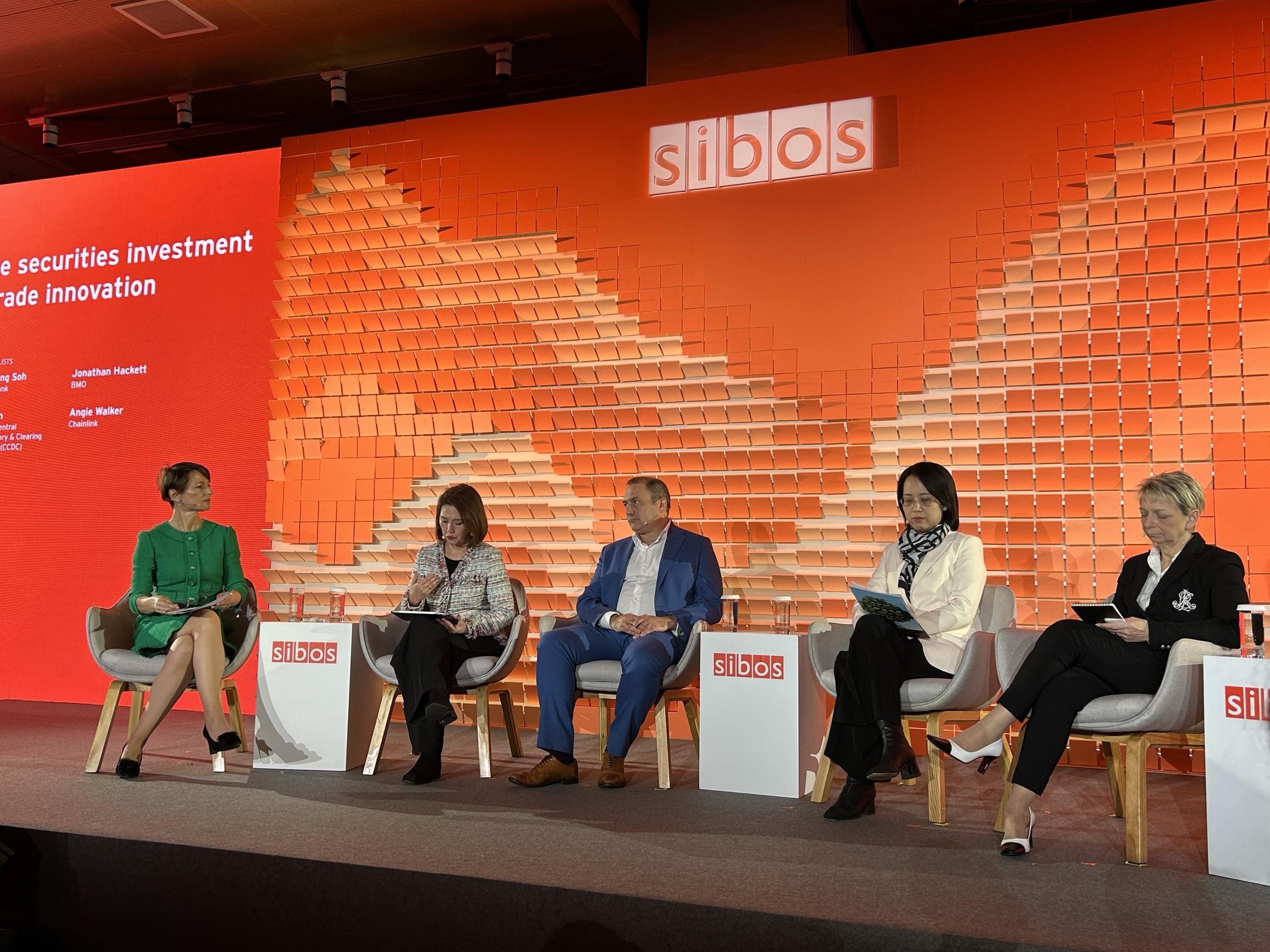 La table ronde sur durables et l’innovation des services après les opérations au Sibos Beijing.