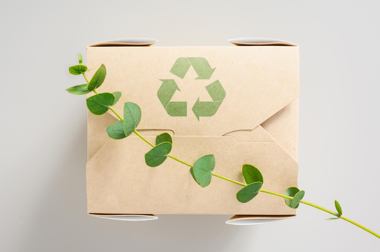 Paper food container with a recycling sign