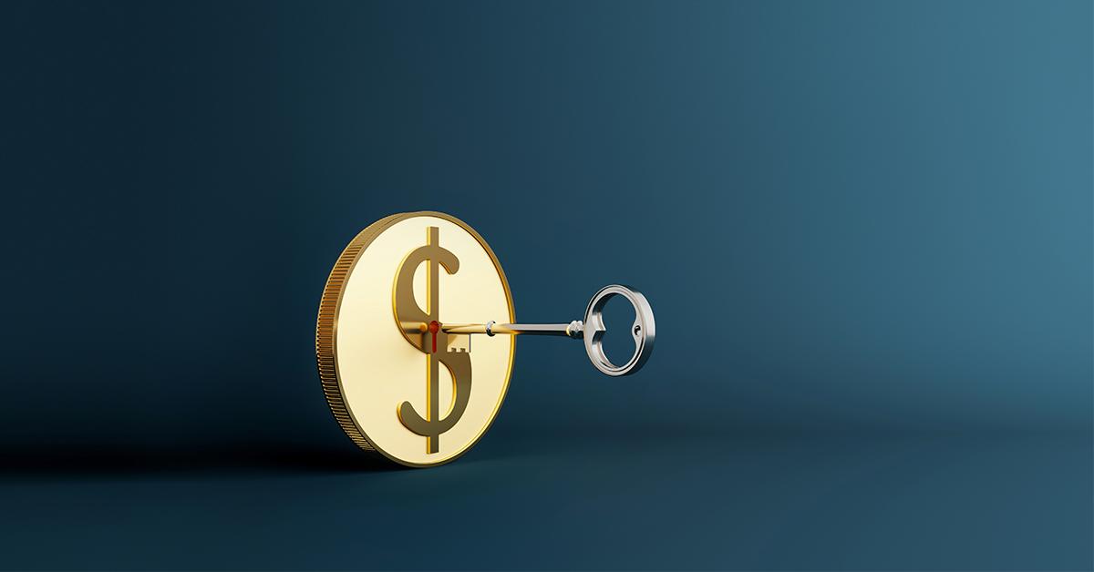 pièce d'or en forme de cadenas et clé pour déverrouiller