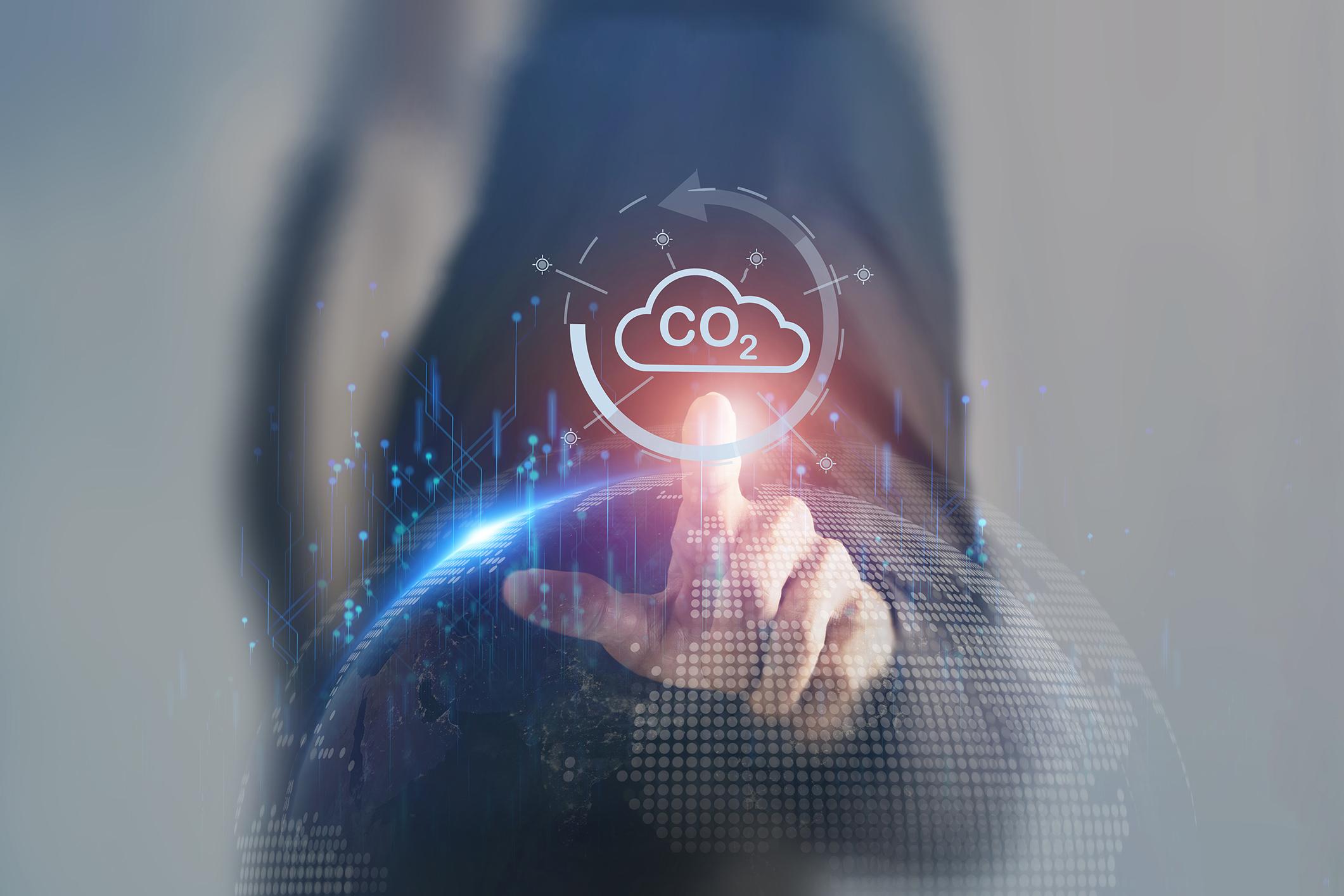 homme en costume pointant vers l'icône du CO2