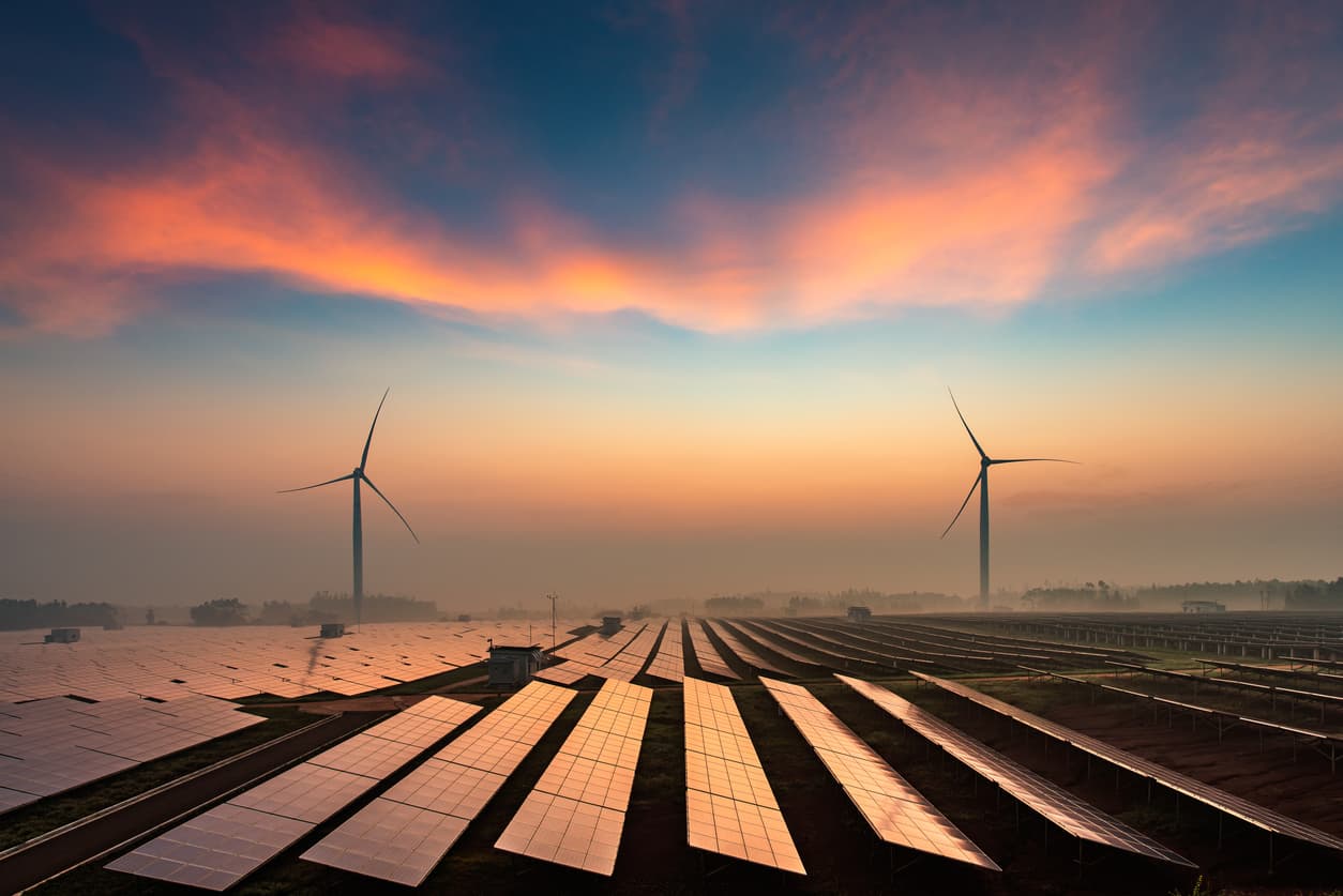 Centrales solaires au crépuscule