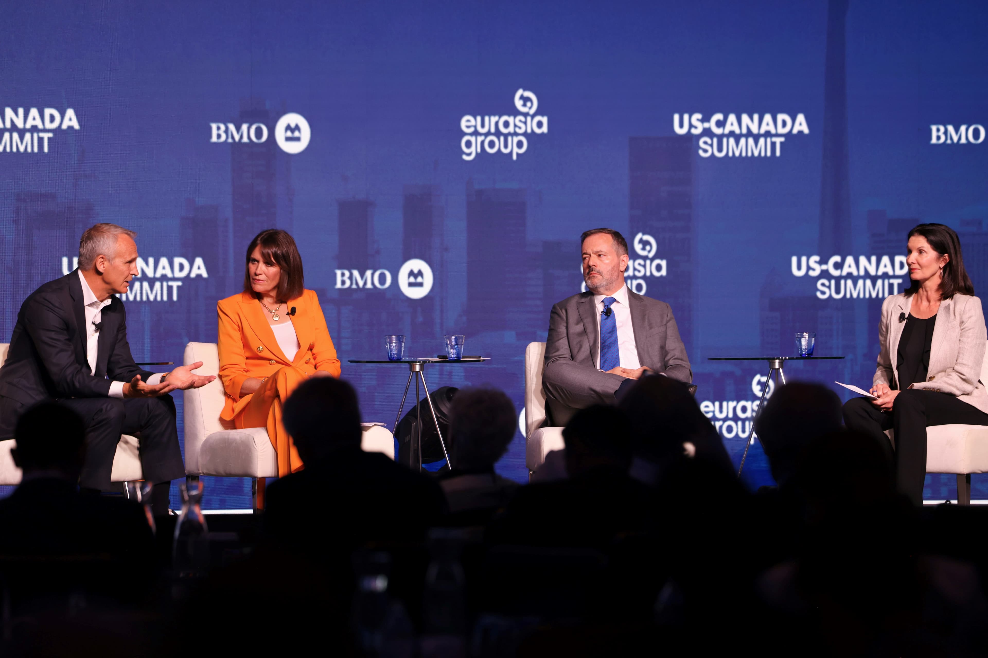 Une table ronde au sommet