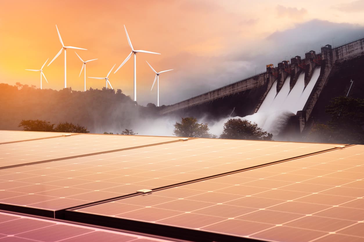 génération d’électricité au moyen de panneaux solaires, de barrages et d’éoliennes