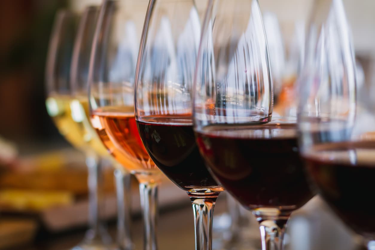 Sélection de vins rouges et blancs