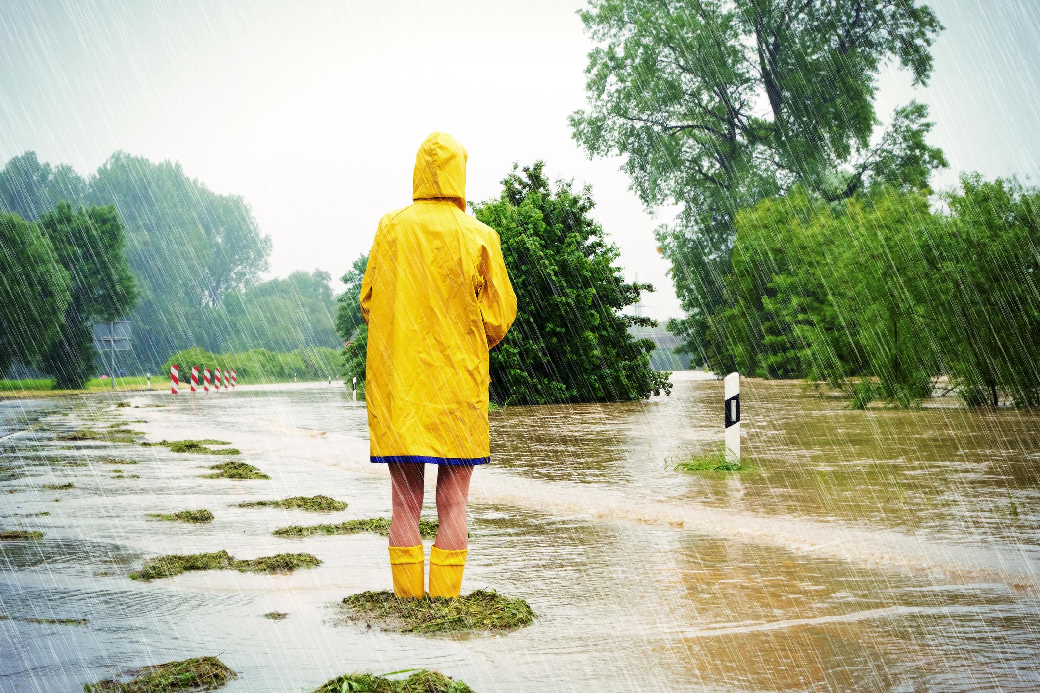 Personne debout dans une rue inondée